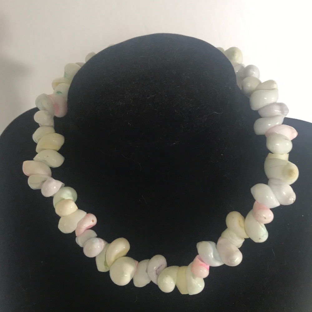 “SEASHELL” Vintage Choker Style Pastel Coloured Necklace. - Picture 2 of 6